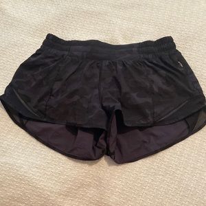 Lululemon hotty hot short 2”, Camo, size 6
